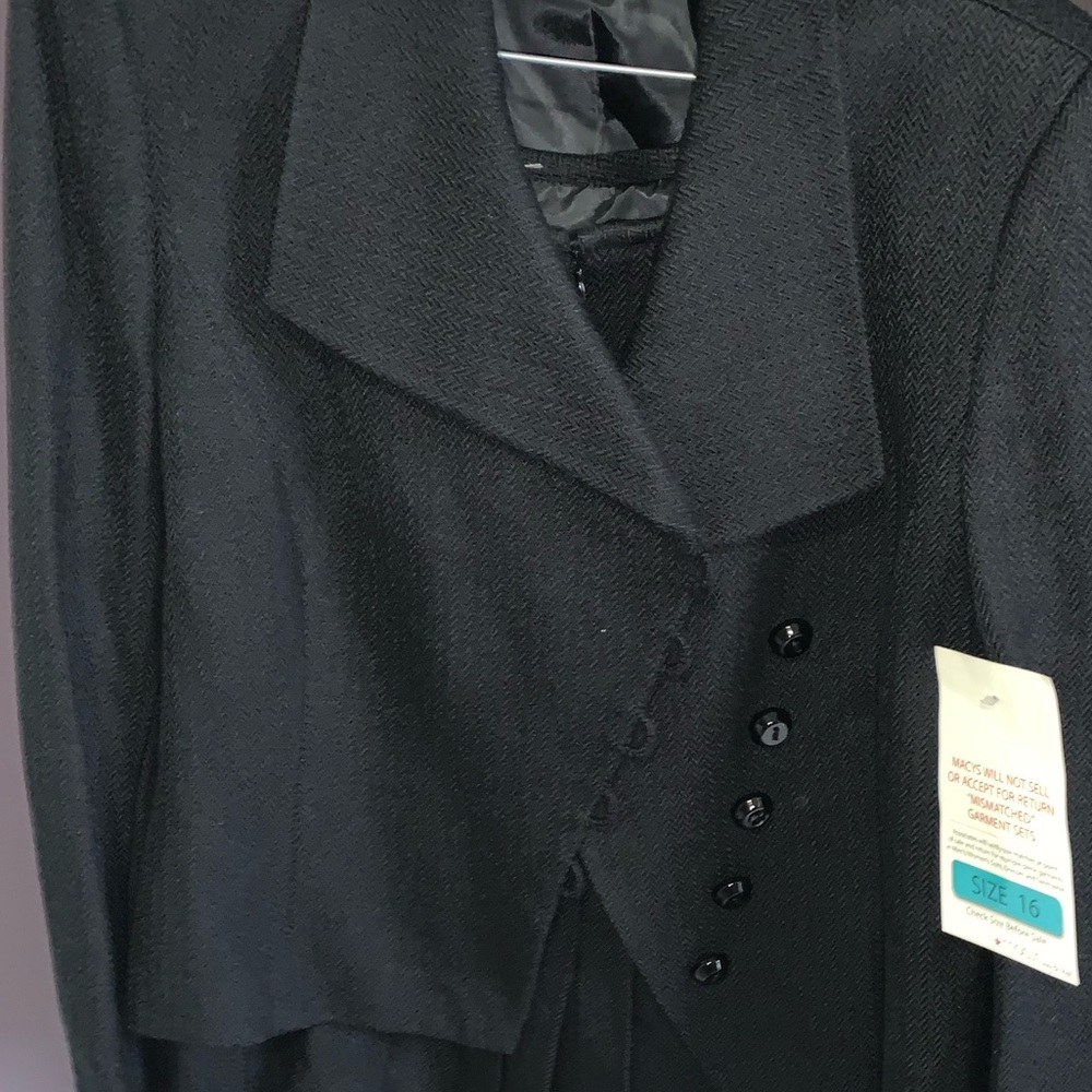 Tahari wool blend suit. New with tags!